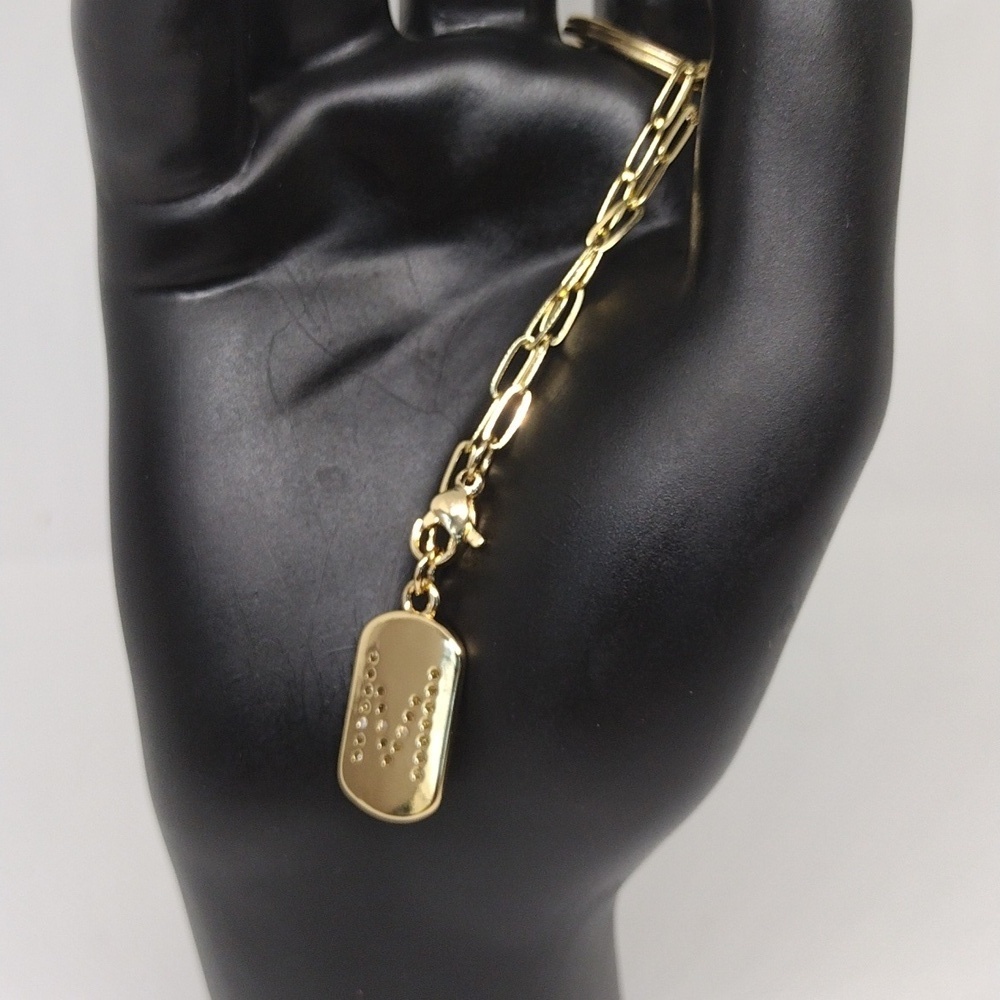 Elegant Gold Keychain with Stylish ‘M’ Pendant – Perfect Gift - Picture 2 of 4